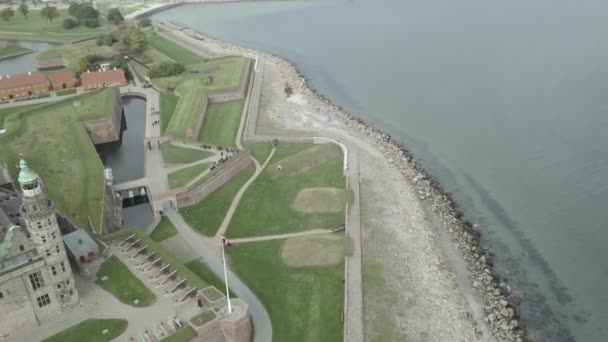 港のある海岸といくつかの塔の隣 ヨーロッパ旅行ウェブサイト — ストック動画
