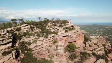 Ufuk manzarası ve etrafındaki ağaçlarla dolu dünya renkli bir dağ - Valencia dağları