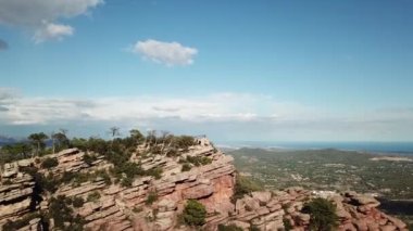 Arkadaşların öğleden sonrayı geçirdiği kireçtaşı renkli dağ - Valencia dağları