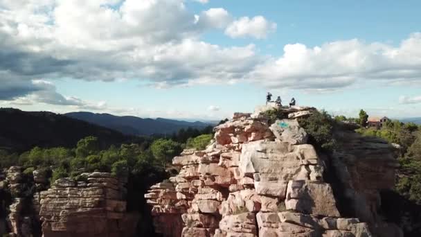 上から見た山の上に3人の少年 バレンシアの山々 — ストック動画
