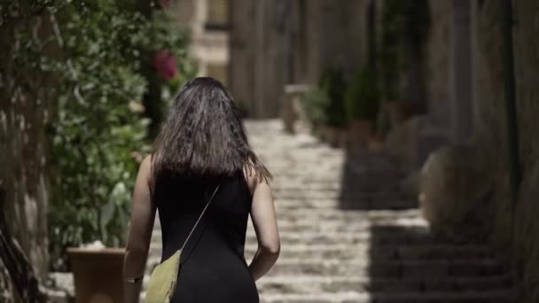 Mladá Evropanka Kráčí Schodech Ulice Zdobené Rostlinami Venkovském Městě Paradisiac — Stock video