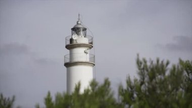 Akdeniz 'deki beyaz bir deniz fenerinin yavaş çekim videosu. - Paradisiac İspanyol mekanları