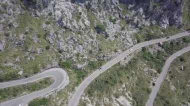 Dönemeçli bir yoldan giden bir dron ve seyahat eden arabalar. - Paradisiac İspanyol mekanları