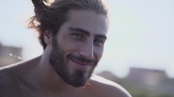 Ισπανός Γενειοφόρος Όμορφος Άντρας Χαμογελάει Στην Παραλία Μια Ηλιόλουστη Μέρα — Αρχείο Βίντεο