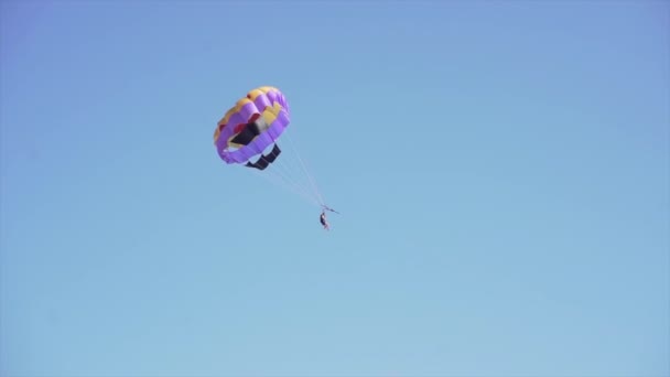 Zwei Menschen Einem Fallschirm Fliegen Einem Schönen Sonnigen Tag Inseltourismus — Stockvideo