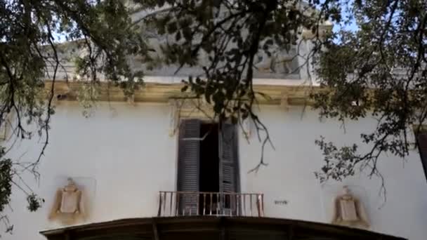 Женщина Черной Шляпе Старом Доме Белым Фасадом Концепция Стиля Жизни — стоковое видео
