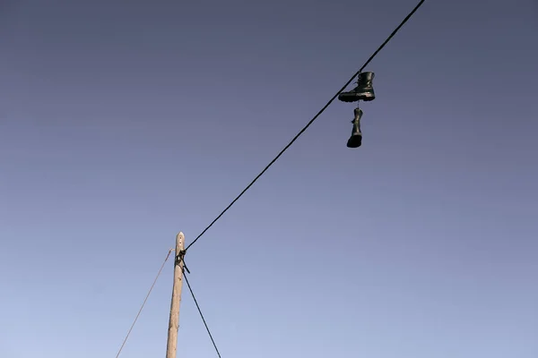Para Wojskowych Butów Sznurowadłami Przymocowanymi Przewodu Elektrycznego Pobliżu Bieguna Który — Zdjęcie stockowe