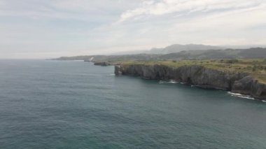 Asturias 'taki deniz dalgalarına çarpan uçurumların hava görüntüsü - Doğa videoları