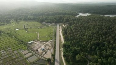 Ormanlar ve Chiang Mai 'de bir göl ile çevrili bir yol manzarası - alternatif turizm