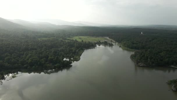 Vista Desde Cielo Lago Rodeado Por Bosque Atardecer Tailandia Turismo — Vídeo de stock