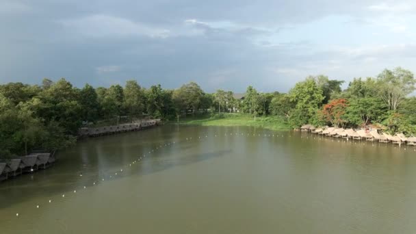 Dron Widok Jezioro Drewnianymi Domkami Drewna Tajlandii Alternatywna Turystyka — Wideo stockowe