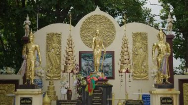 Chiang Mai 'deki kutsal bir tapınakta altın yaldızlı dini figürlerle sunak - dini kavram