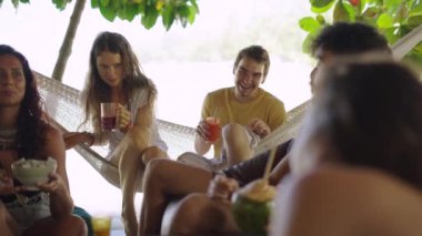 Güzel doğal bir kadın kameraya bakıyor ve gülümsüyor - 4K Yatay Video
