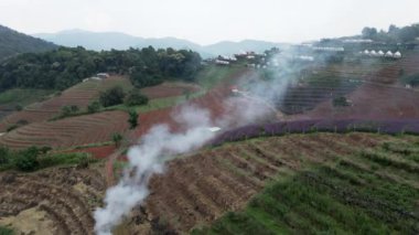 Monjam 'da yanan atıklardan tüten ekinlerle dolu bir tepenin havadan görünüşü - Asya bölgeleri