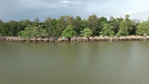 Vista Panorámica Desde Alto Lago Con Cabañas Madera Chiang Mai — Vídeos de Stock