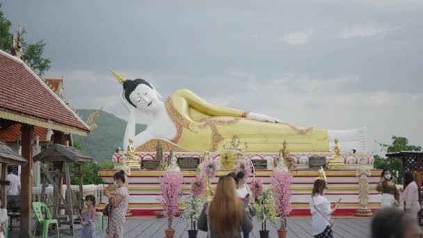 Bílá Zlatá Buddhistická Památka Lidmi Kolem Sebe Thajsku Náboženské Pojetí — Stock video