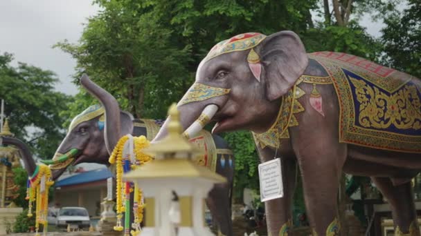 타이의 종교적 신전에 코끼리를 조각상들 종교적 — 비디오