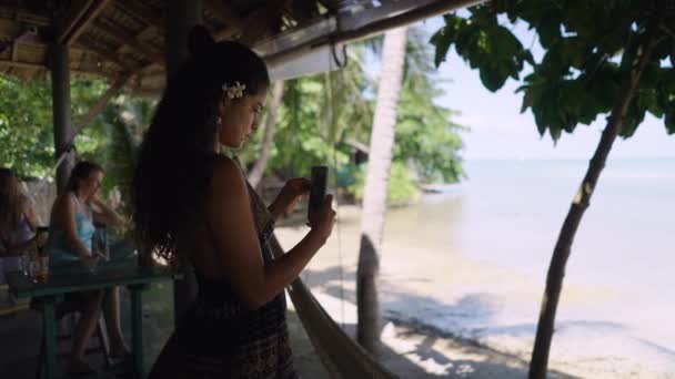 タイのビーチで快適なホテルの小さなチルアウトエリア 4K水平ビデオ — ストック動画