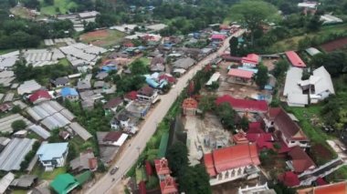 Gökyüzünden görünen bir yolu olan Kuzey Tayland köyü - Asya bölgeleri