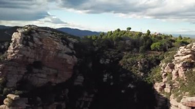 Güneşli bir günde, bol bitki örtüsü olan dağların dönüşümlü manzarası - Valencia dağları