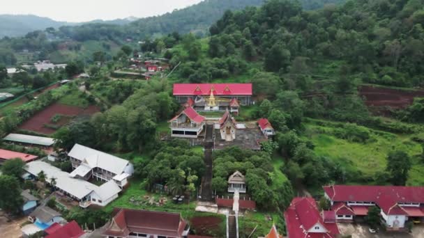 Asiatischer Tempel Aus Der Vogelperspektive Einem Bergdorf Chiang Mai Asiatische — Stockvideo