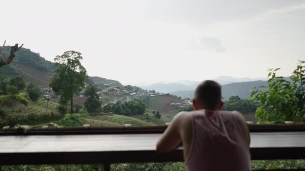 Uomo Caucasico Seduto Guardare Suo Smartphone Fronte Una Collina Località — Video Stock