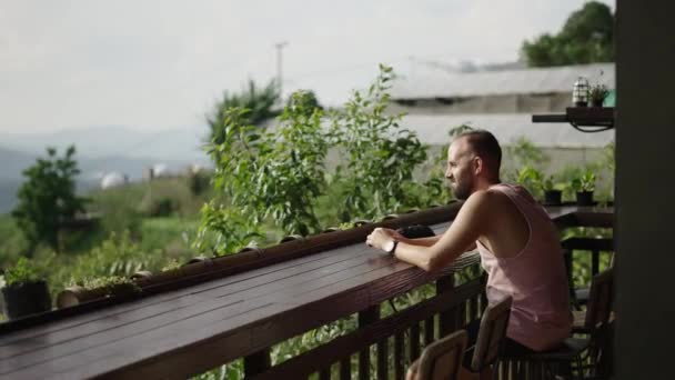 Spaanse Volwassen Man Kijkt Naar Zonsondergang Vanaf Een Terras Chiang — Stockvideo