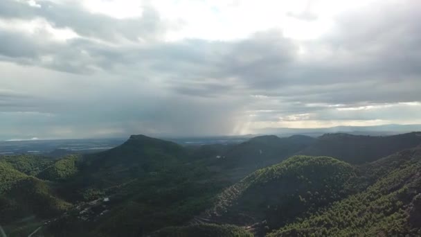 Pemandangan Sierra Calderona Dari Puncak Gunung Dan Beberapa Teman Duduk — Stok Video