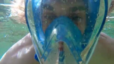 Dalış maskesiyle denizin yüzeyine gelen genç bir adamın selfie görüntüsü. - Paradisiac İspanyol mekanları