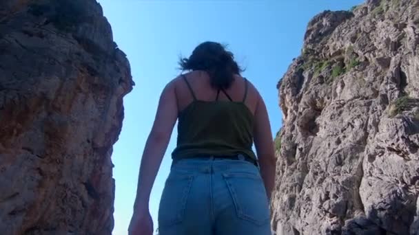 在后视镜下 一名欧洲裔年轻女子涉入马略卡岛 巴拉地西亚群岛一个小海湾的海滩 — 图库视频影像