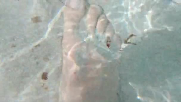 Unterwasserblick Auf Einem Erwachsenen Fuß Der Halb Sand Grund Des — Stockvideo