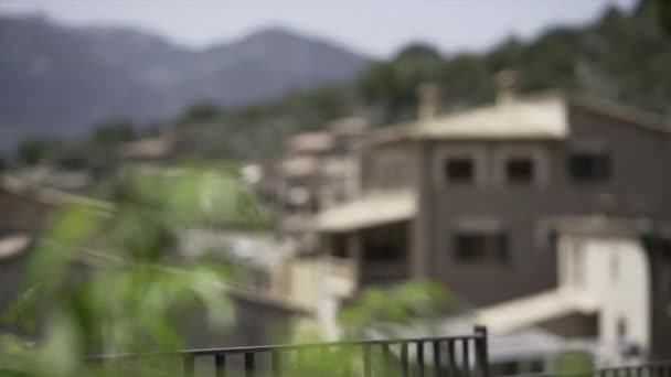 Zaostřit Pohled Panoramatickou Rustikální Ulici Hnědými Kamennými Domy Horami Dálce — Stock video