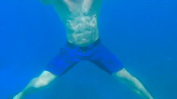 Ung Atletisk Man Flyter Vid Medelhavet Med Snorklingsutrustning Paradisiska Spanska — Stockvideo
