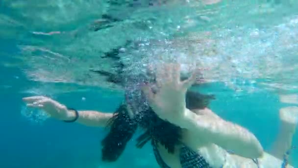 Vista Cerca Una Joven Mujer Saluda Skorneling Blanco Bajo Agua — Vídeo de stock