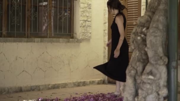 Испанская Девушка Топчет Кровать Фиолетовых Розовых Цветов Деревенском Доме Коридоре — стоковое видео