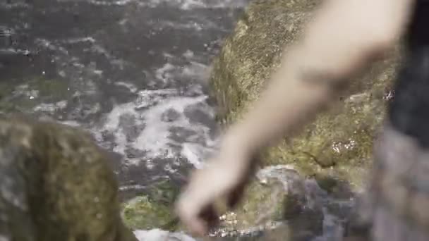 Elbiseli Genç Bir Kadın Dikkatle Kayalıklardan Deniz Suyuna Giriyor Paradisiac — Stok video