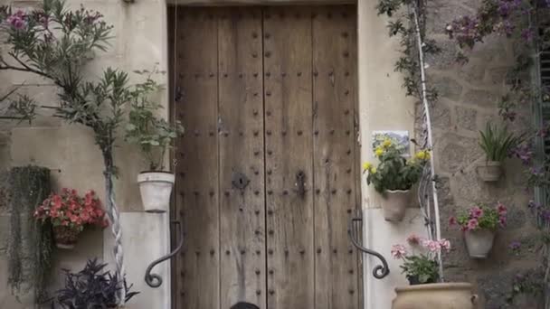 Tilt Video Spanish Girl Sitting Steps Rustic Door Summer Lugares — Vídeo de stock