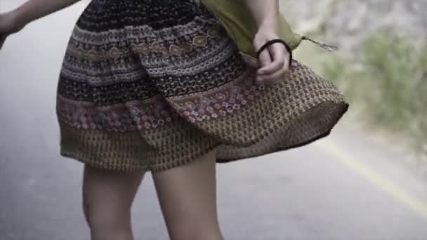 Zbliżenie Wideo Spódnicy Dziewczyny Podczas Tańca Sam Środku Drogi Rajskie — Wideo stockowe