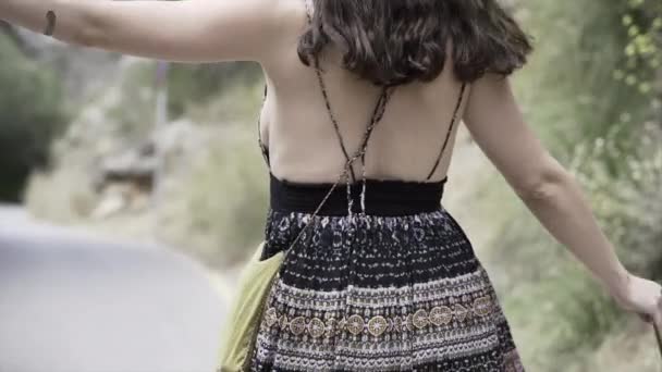 Dolly Yolda Yürüyen Kollarını Sallayan Bir Kızın Arkasını Görüyor Paradisiac — Stok video