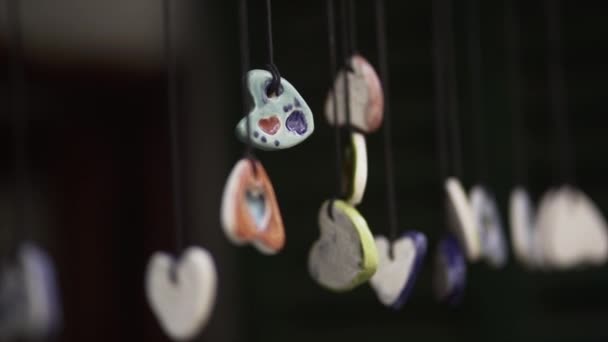 室内陈列的心形彩色石器 偏执狂的西班牙地点 — 图库视频影像