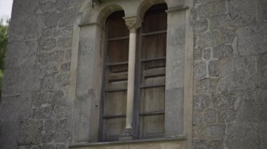 Yavaş çekimde çitlere tutunan beyaz bir genç kız görüntüsü. - Paradisiac İspanyol mekanları