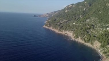 Öğleden sonra Çam ağaçlarıyla kaplı Mallorca deniz manzarası. - Paradisiac İspanyol mekanları