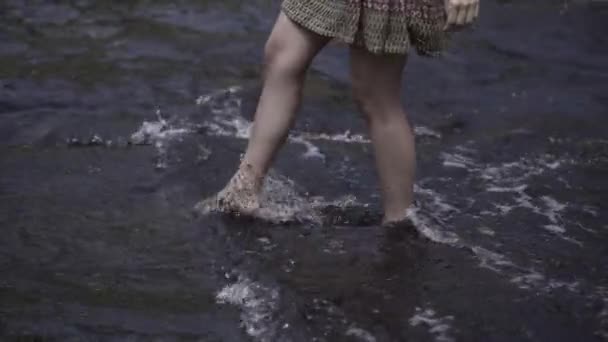 Vídeo Câmera Lenta Dos Pés Uma Jovem Chutando Água Mar — Vídeo de Stock