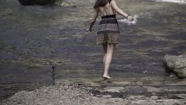 Jovem Espanhola Menina Vídeo Andando Cuidadosamente Lado Uma Baía Ilhas — Vídeo de Stock
