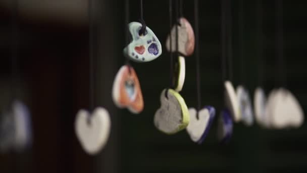Сих Пор Продажу Выставлены Выкрашенные Вручную Каменные Подвески Шеи Paradisiac — стоковое видео