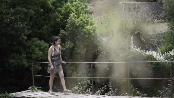 Rozptylující Pohled Mladou Ženu Kráčí Podél Dřevěného Mostu Zpomaleném Filmu — Stock video