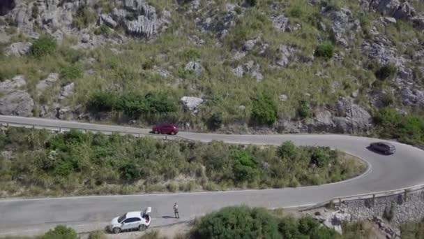 Joven Pilota Dron Que Aleja Camino Rural Curvado Lugares Paradisíacos — Vídeo de stock