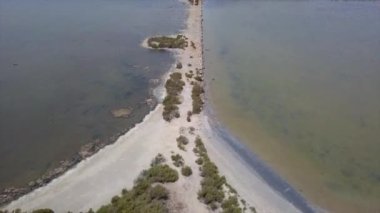 Güneşli bir günde, bir dron yukarıdan tuz madeni rotası boyunca uçar. - Paradisiac İspanyol mekanları