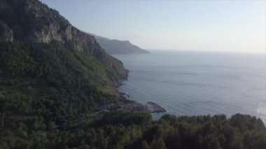 Akdeniz 'de marinası olan küçük bir şehir merkezinin üst görüntüsü. - Paradisiac İspanyol mekanları