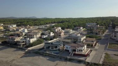 Mallorca Adası turizminin kıyılarında beyaz cepheli güzel bir köy.